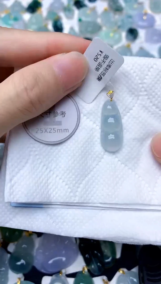颈饰18K金镶嵌翡翠天然A货翡翠