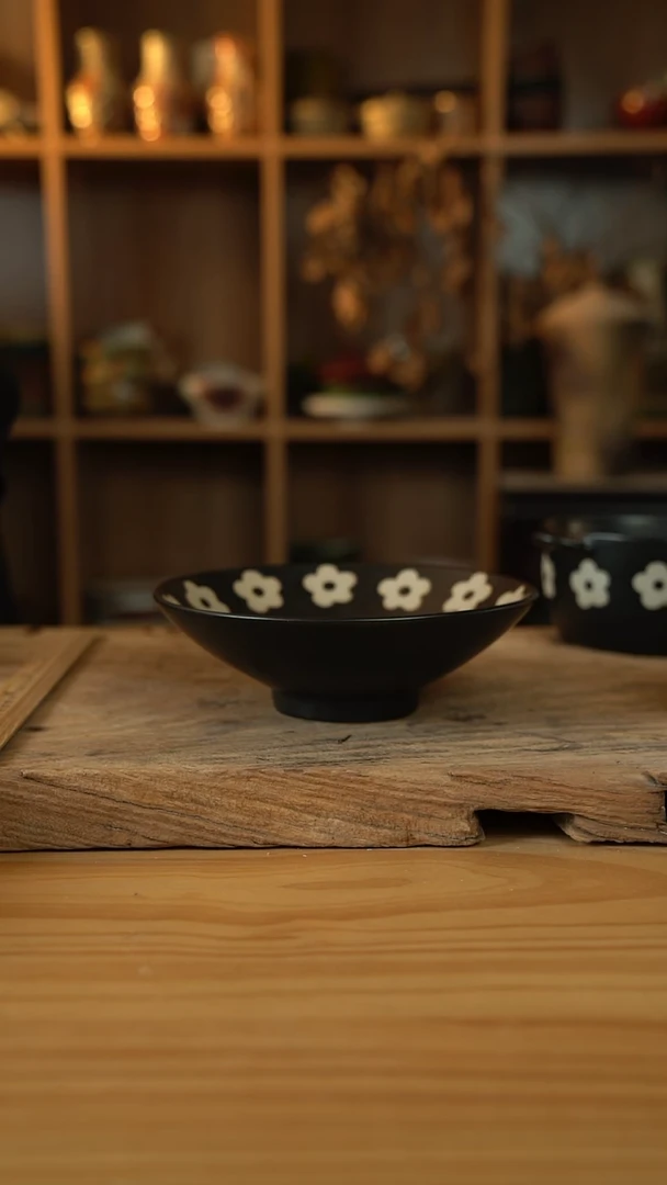 黑色雕刻小花花系列的8英寸内刻花斗笠面碗1个