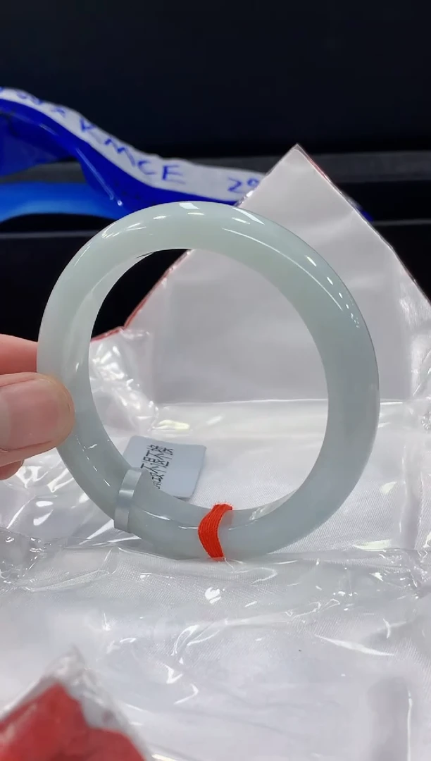 翡翠手镯未镶嵌手镯