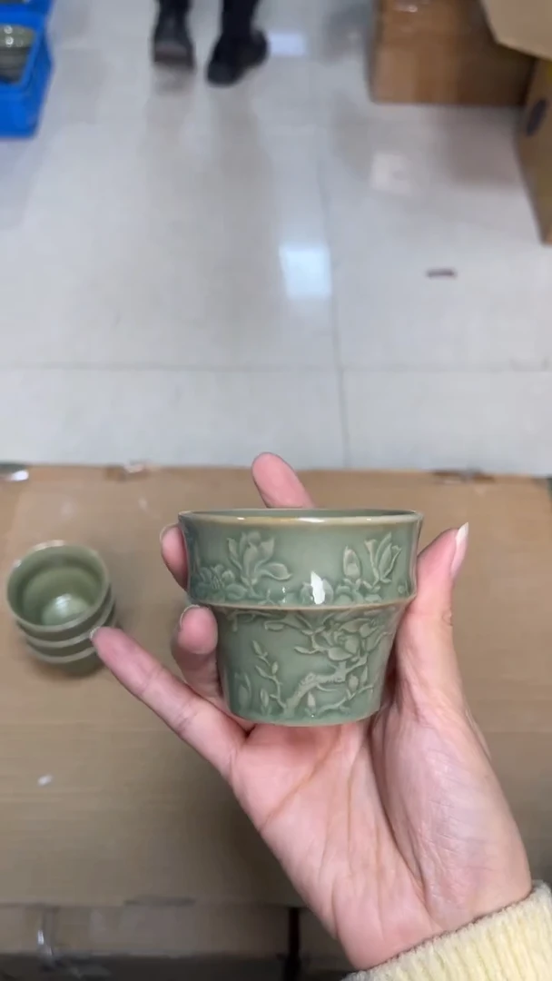 陶瓷橄榄绿折腰玉兰杯 （一个）微瑕