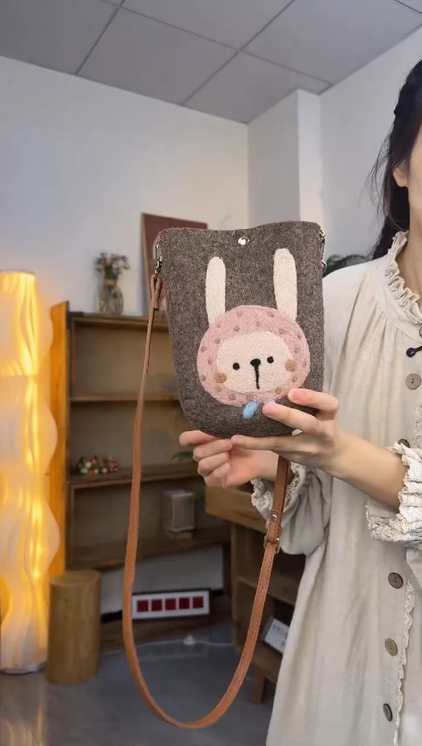 羊毛非遗纯手工包  手机包兔子