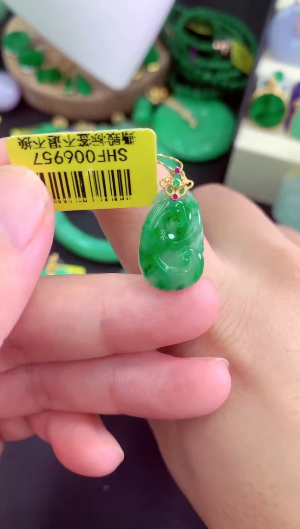 颈饰18K金镶嵌翡翠挂件