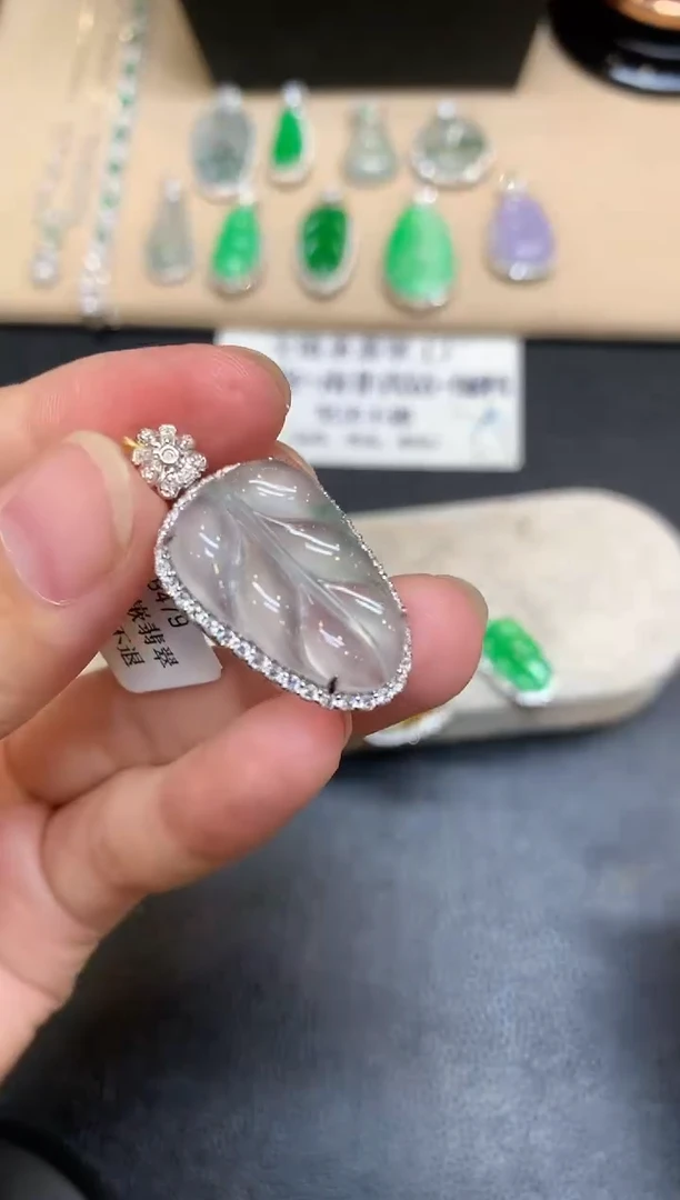 颈饰18K金镶嵌翡翠树叶【无服务费