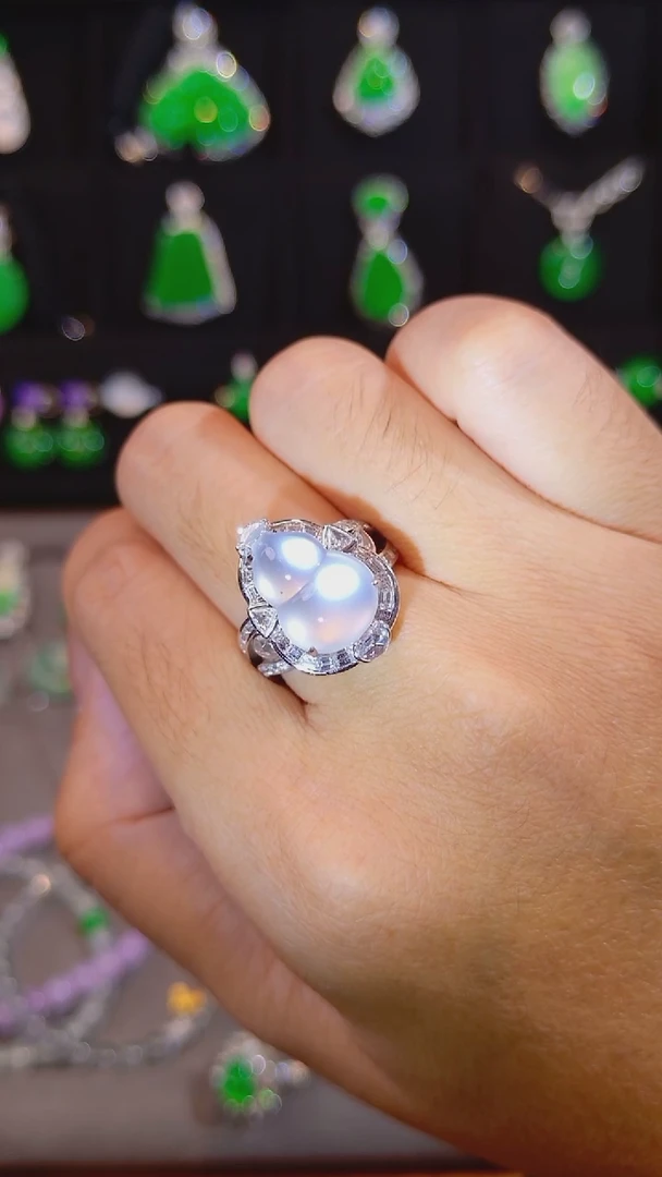 18K金镶嵌戒指翡翠葫芦戒指