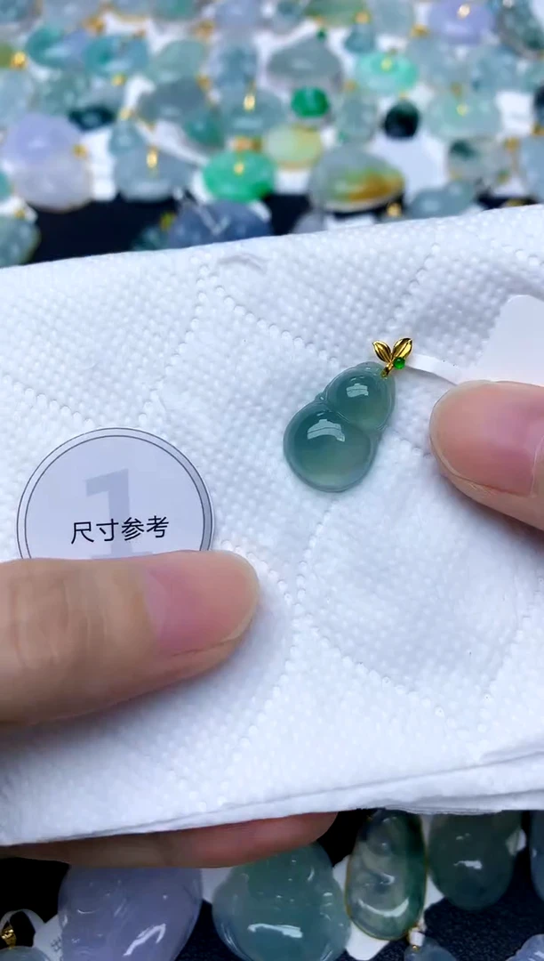 颈饰18K金镶嵌翡翠所*天然A货翡翠