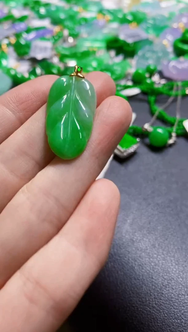 颈饰18K金镶嵌翡翠叶子