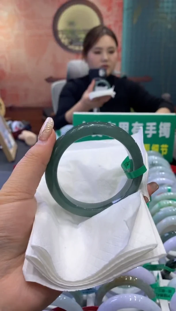 【闪购商品】翡翠手镯未镶嵌多人004185