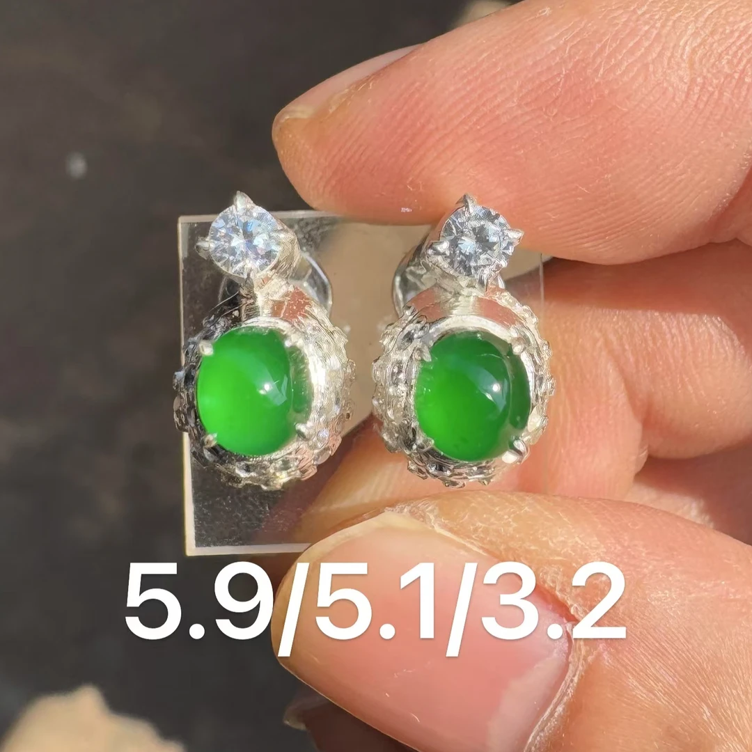 0222(小哪吒在源头)高冰种翡翠辣绿耳钉干净饱满肉细荧光足M130