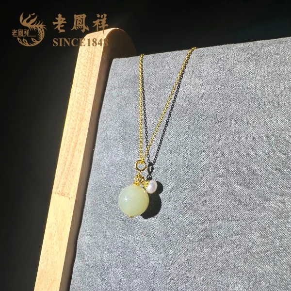 老鳯祥和田玉晴水吊坠标c590