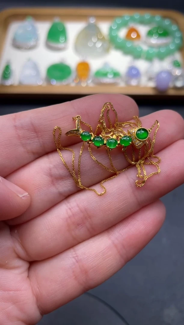 翡翠18K金镶嵌颈饰45.......