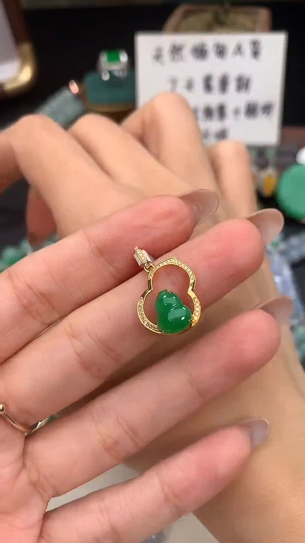 翡翠18K金镶嵌颈饰镂空葫芦