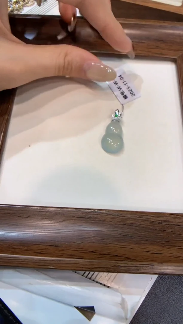 颈饰18K金镶嵌翡翠葫芦