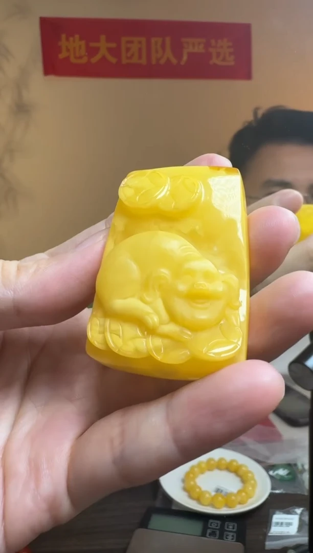 琥珀吊坠(不含链)未镶嵌俄料鸡油黄蜜蜡猪雕刻吊坠