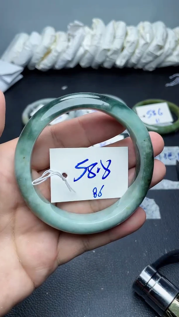 翡翠手镯未镶嵌86