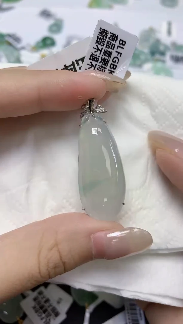 翡翠18K金镶嵌颈饰天然缅甸翡翠A货