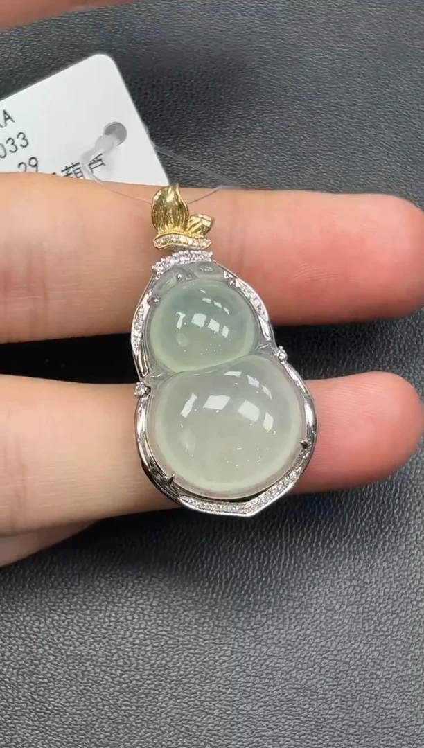 18K金镶嵌挂件翡翠葫芦
