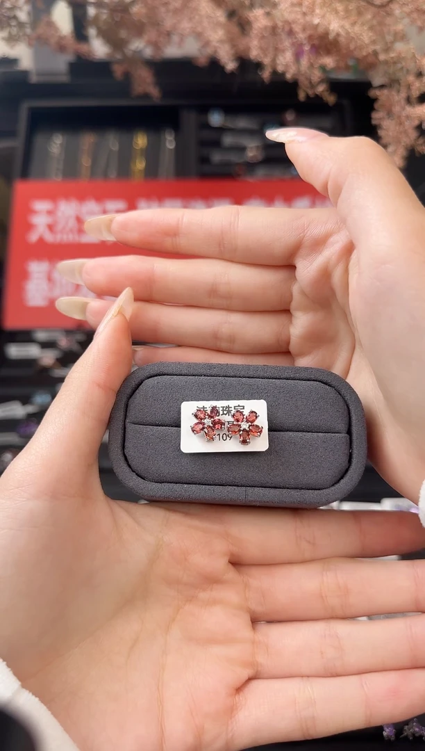 银S925镶嵌耳钉石榴石（芬达石）耳钉