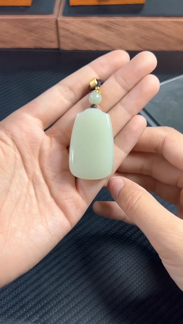 吊坠(赠链)未镶嵌和田玉且末微色差迪克兰一细吊坠