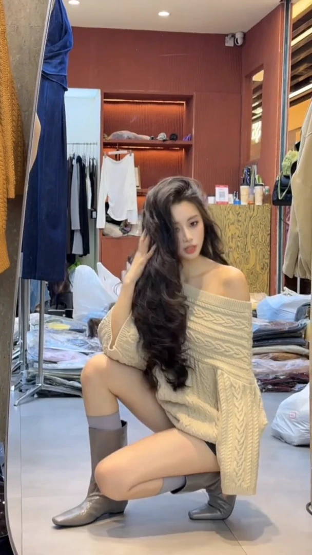 2025秋季新款韩系慵懒风一字肩麻花针织毛衣女设计感百搭露肩上衣