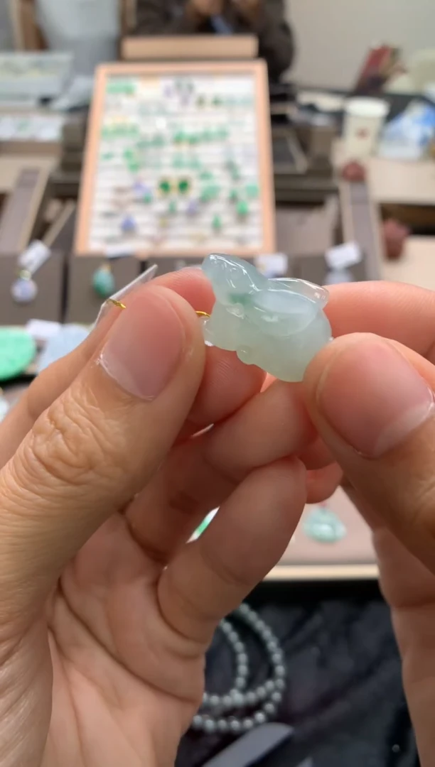 颈饰未镶嵌翡翠兔子
