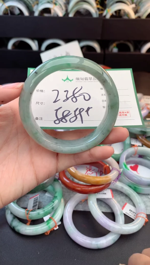 未镶嵌定制翡翠毛货需精细抛光+多人