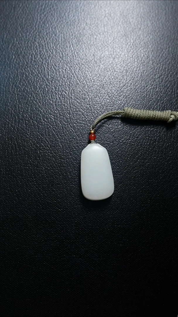 颈饰未镶嵌和田玉吊坠