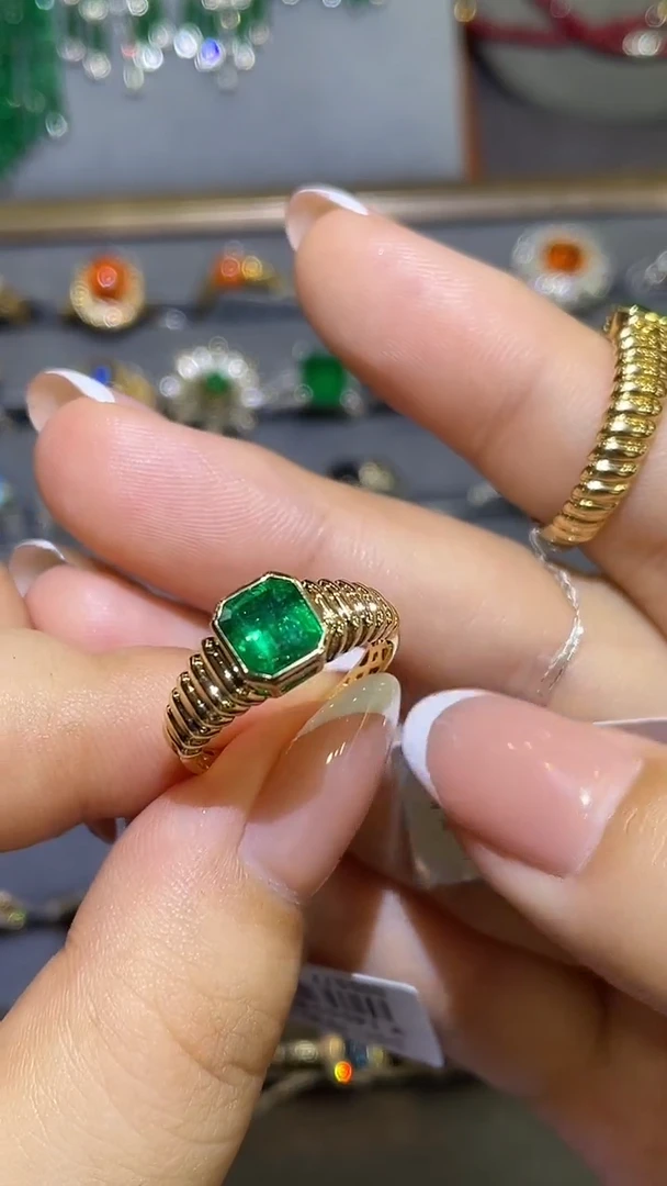 祖母绿戒指18K金镶嵌赞比亚
