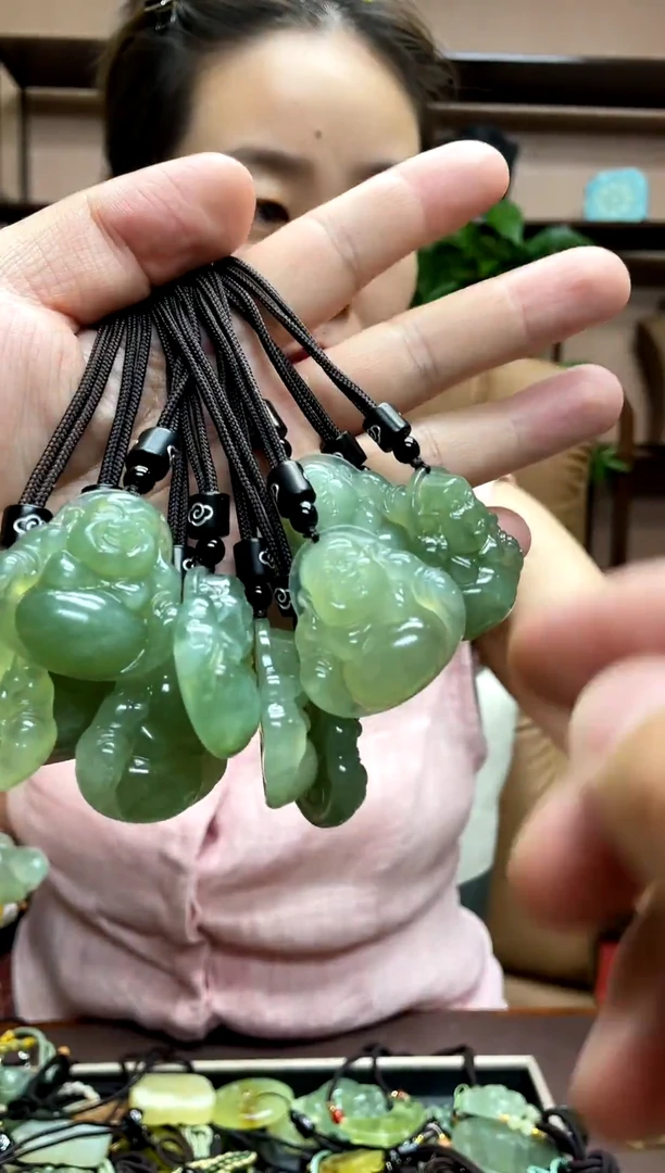 岫玉未镶嵌颈饰多样性发货发其中之一