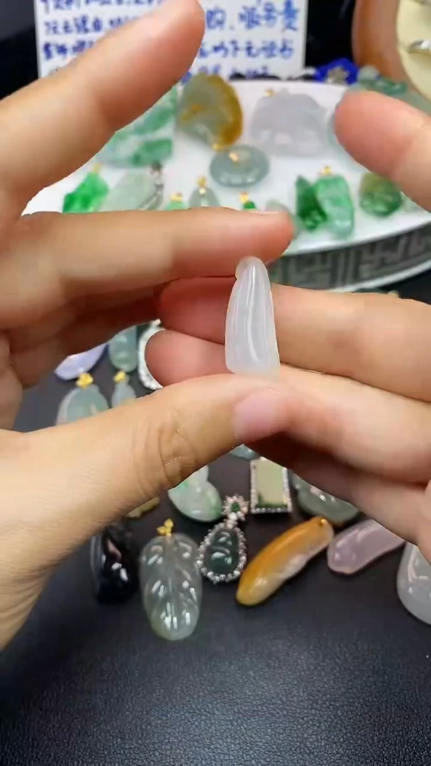 颈饰未镶嵌翡翠吊坠