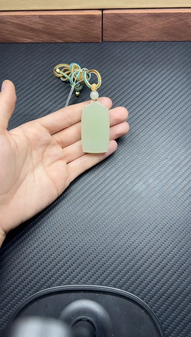 吊坠(赠链)未镶嵌和田玉且末微色差迪克兰一细吊坠