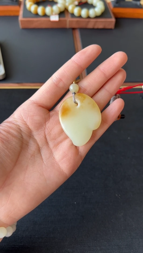 【闪购商品】和田玉吊坠(赠链)未镶嵌且末金山微色差