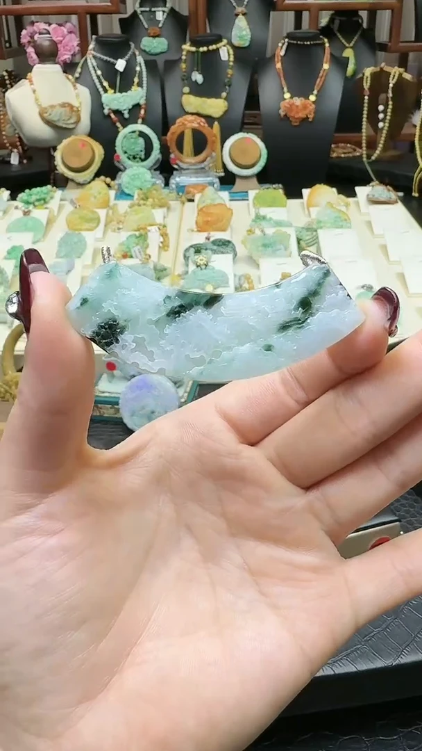 【闪购商品】翡翠颈饰未镶嵌天然翡翠山水弯弯