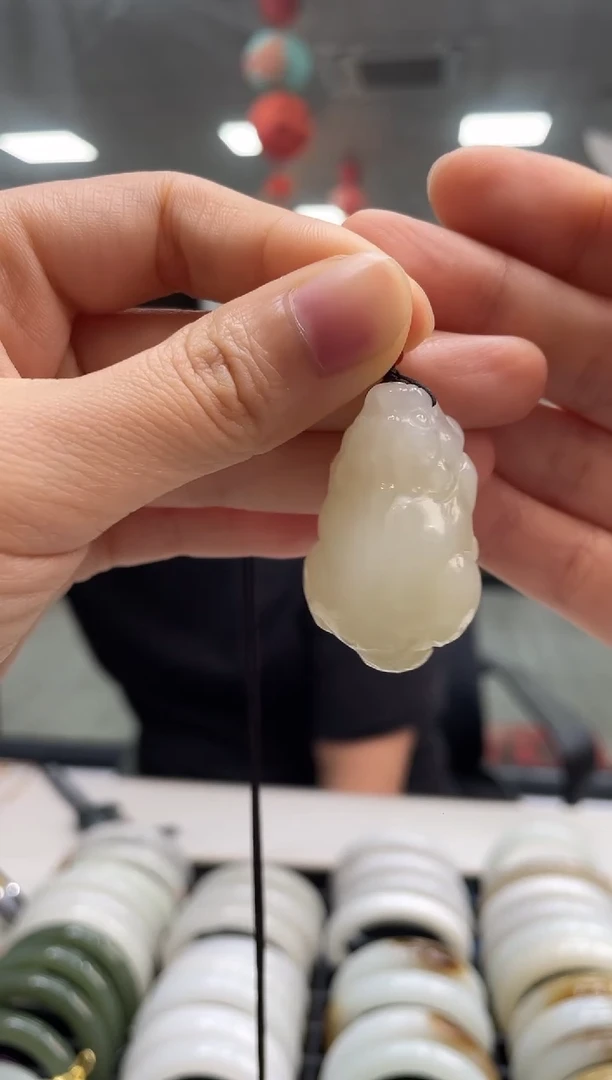 和田玉未镶嵌颈饰貔恘吊坠随机发一件