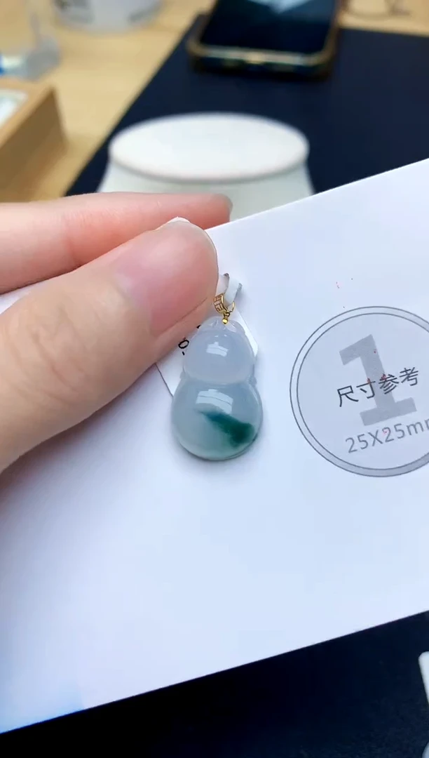 颈饰18K金镶嵌翡翠天然A货翡翠