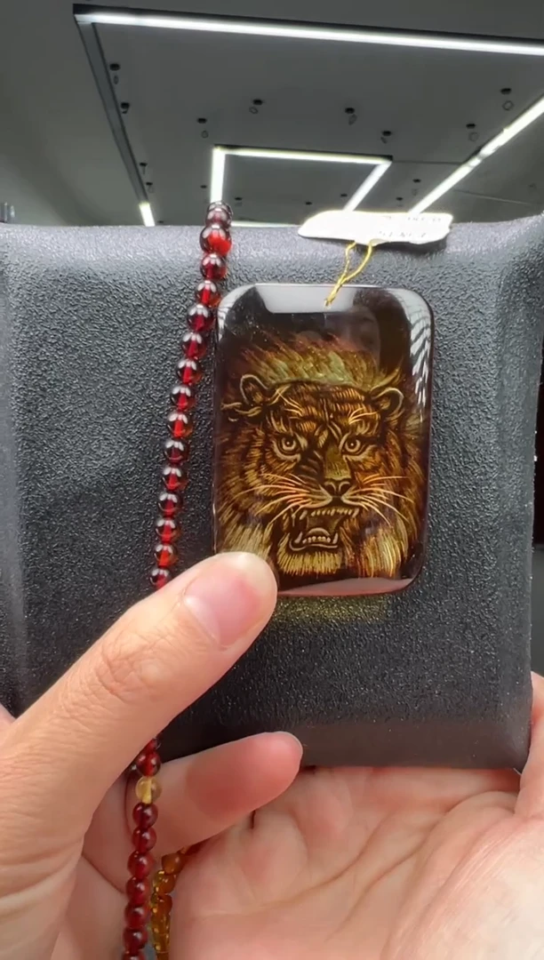 未镶嵌颈饰琥珀虎牌