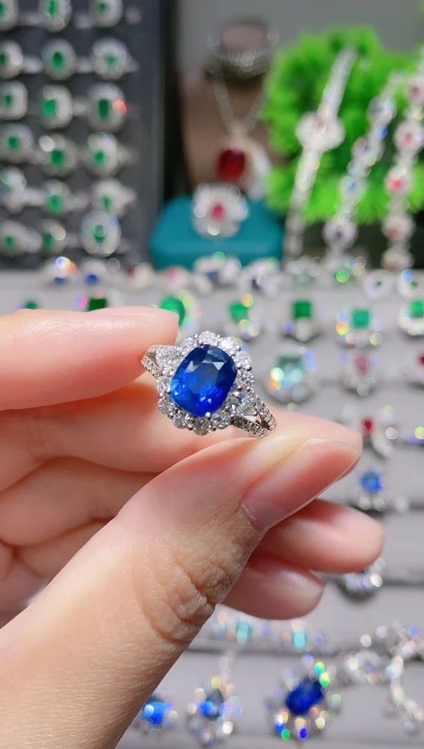 18K金戒指蓝宝石18K金镶嵌.