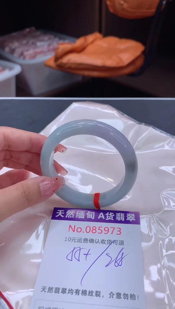 未镶嵌手镯翡翠有纹，完美者勿拍