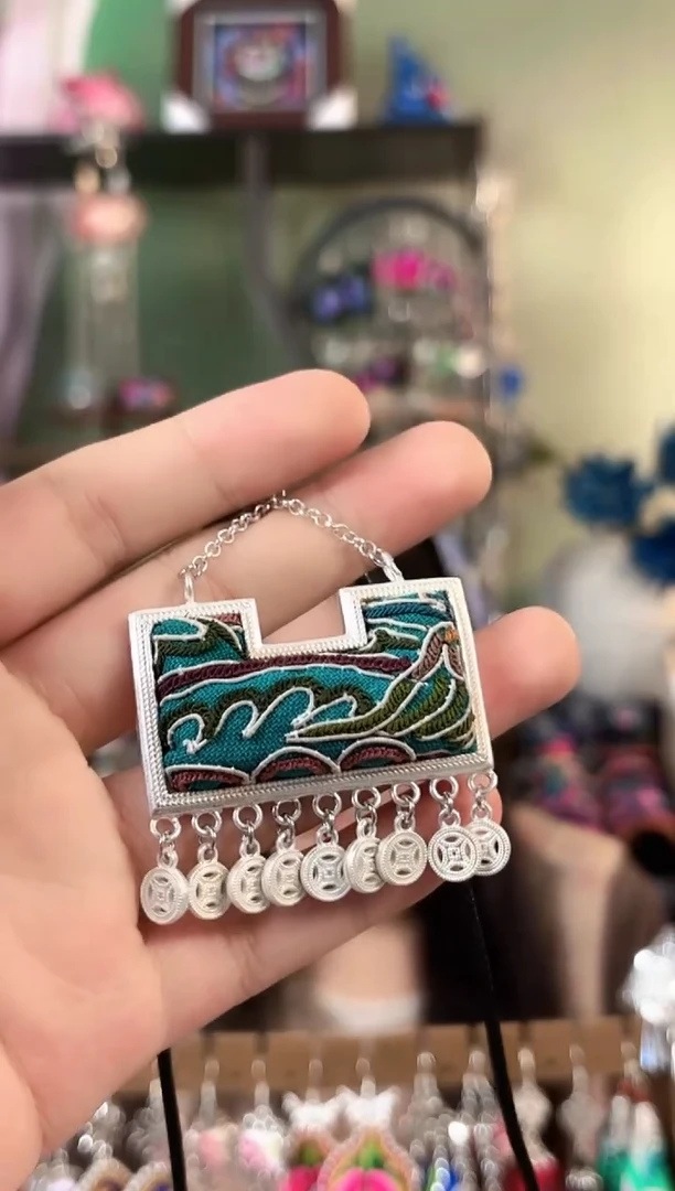 ?****?彩云南阁非遗老绣苗银饰品1