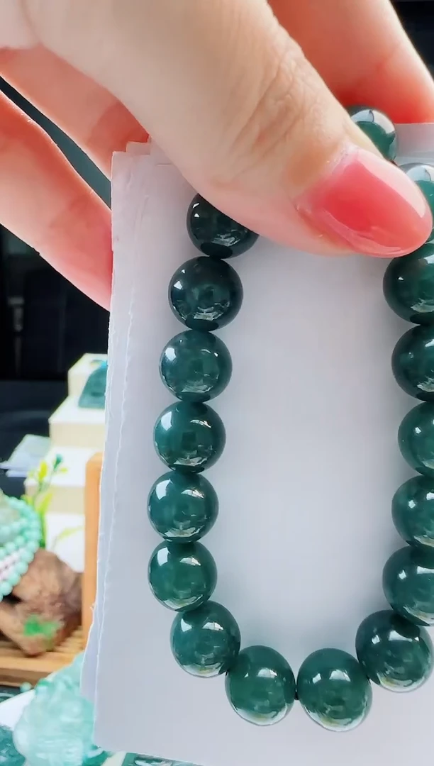 翡翠未镶嵌颈饰多样性发货其中一件