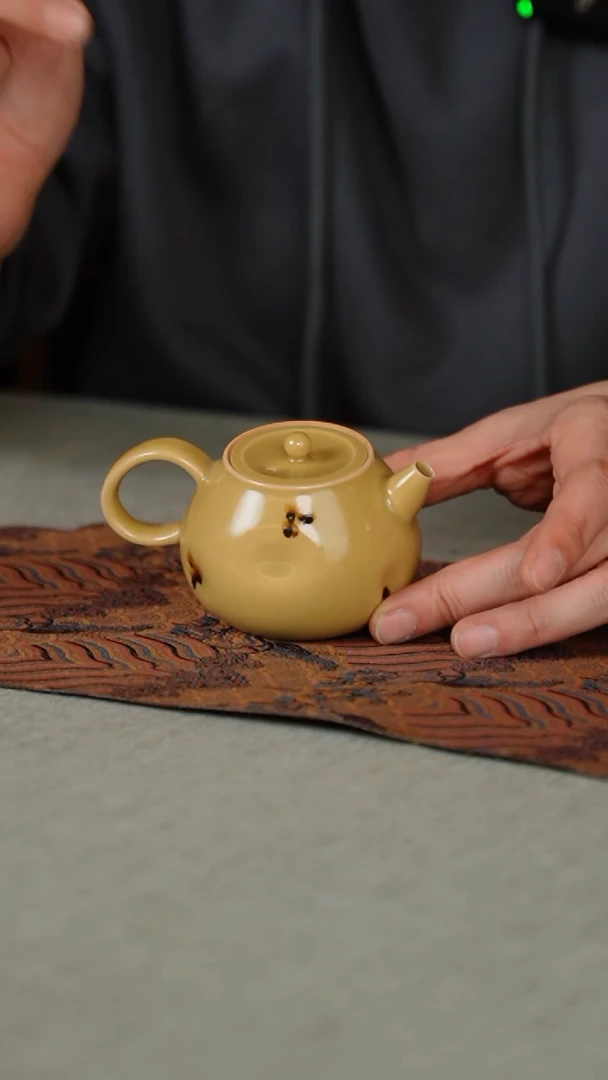 【闪购商品】167-2小潘壶（米黄釉点彩）