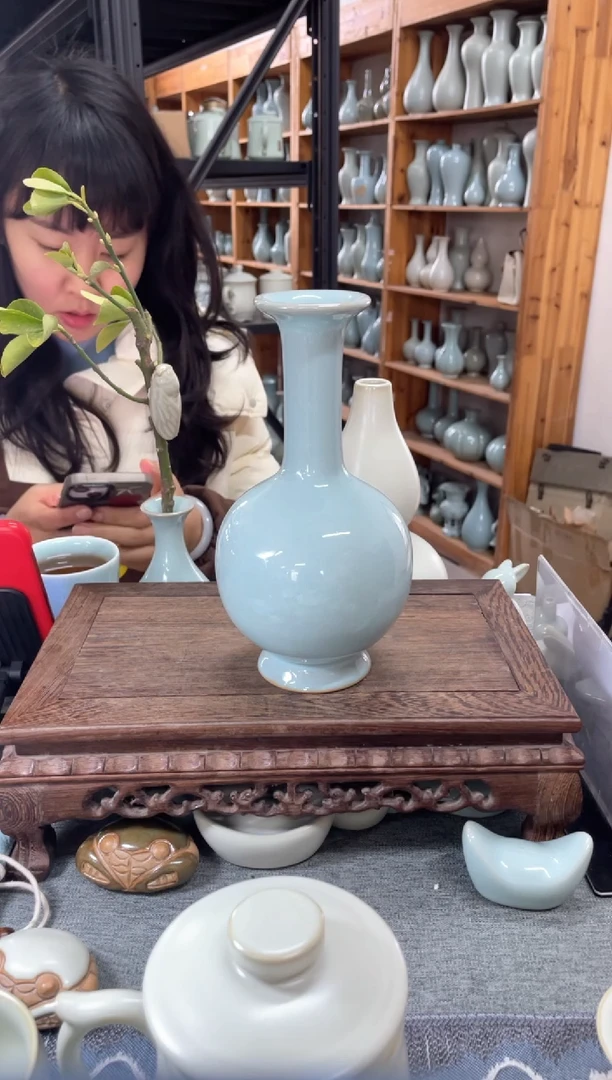 【闪购商品】瓷片微瑕天青中号长颈瓶