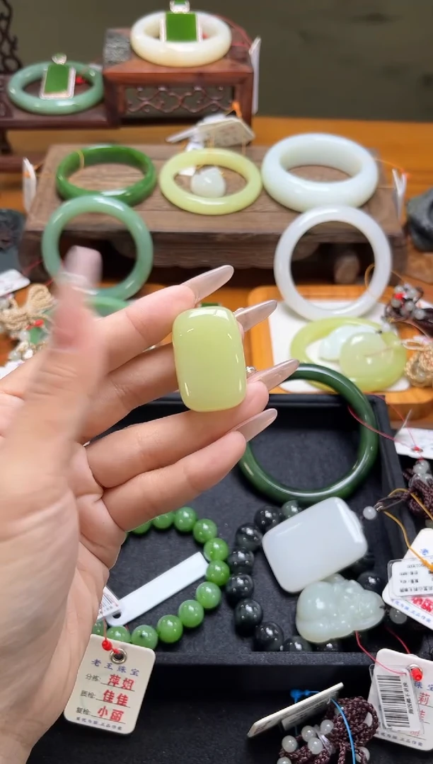 吊坠(不含链)未镶嵌和田玉若羌黄玉 无事牌