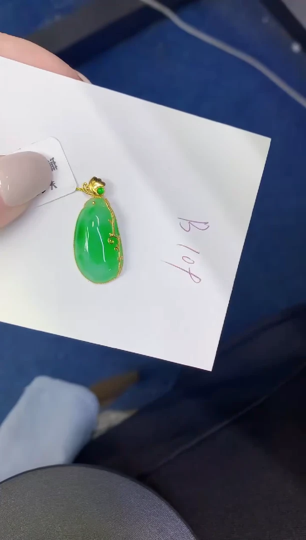 颈饰18K金镶嵌翡翠缅甸天然翡翠A货
