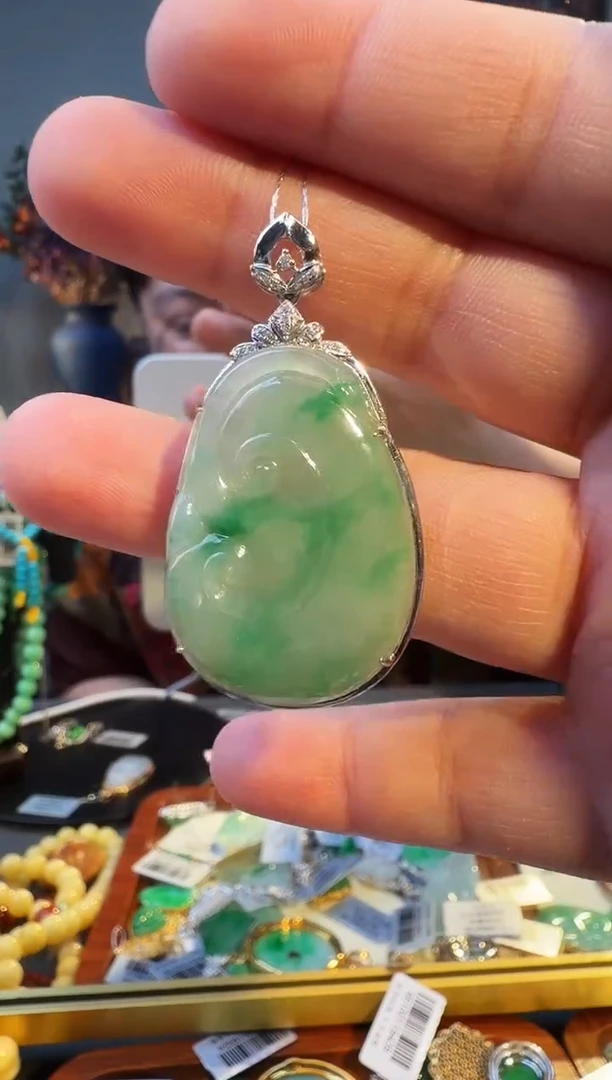 颈饰18K金镶嵌翡翠吊坠