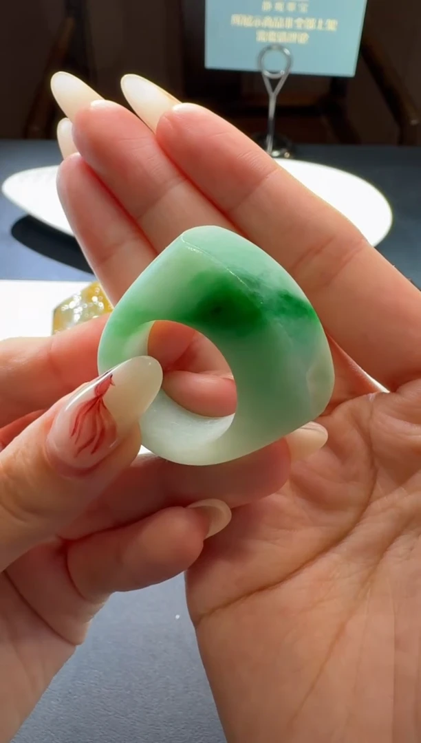 未镶嵌定制翡翠喇阳绿扳指毛货材料包工（福利价）