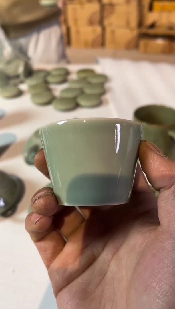 【闪购商品】瓷瑕疵青釉素面T型杯1只