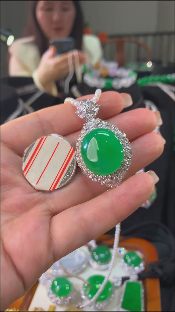 吊坠(不含链)18K金镶嵌翡翠吊坠