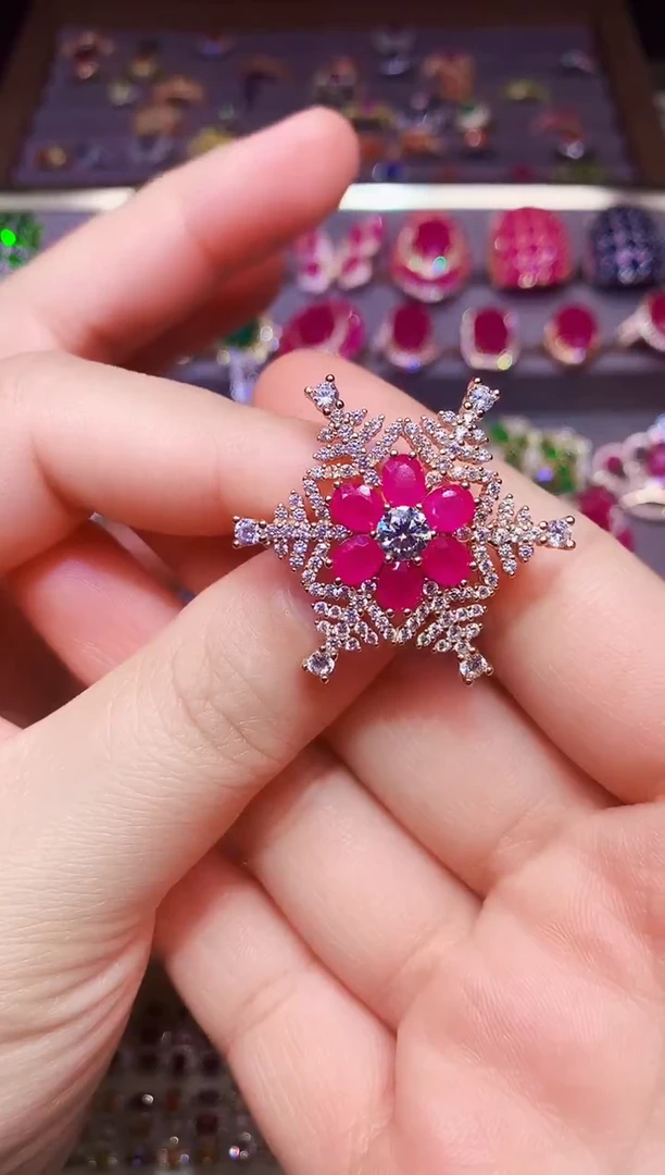 银S925镶嵌红宝石胸饰....