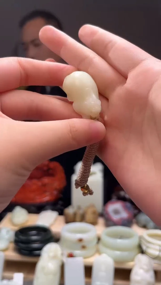 颈饰未镶嵌和田玉吊坠