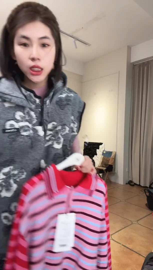 莫设计师品牌灰色连帽马甲